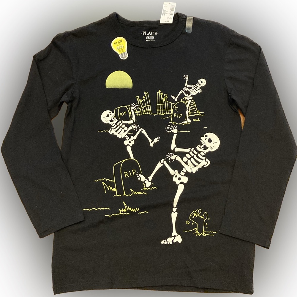 NWT boys long sleeve Halloween shirt.🎃Glows in the dark!Size large 10/12